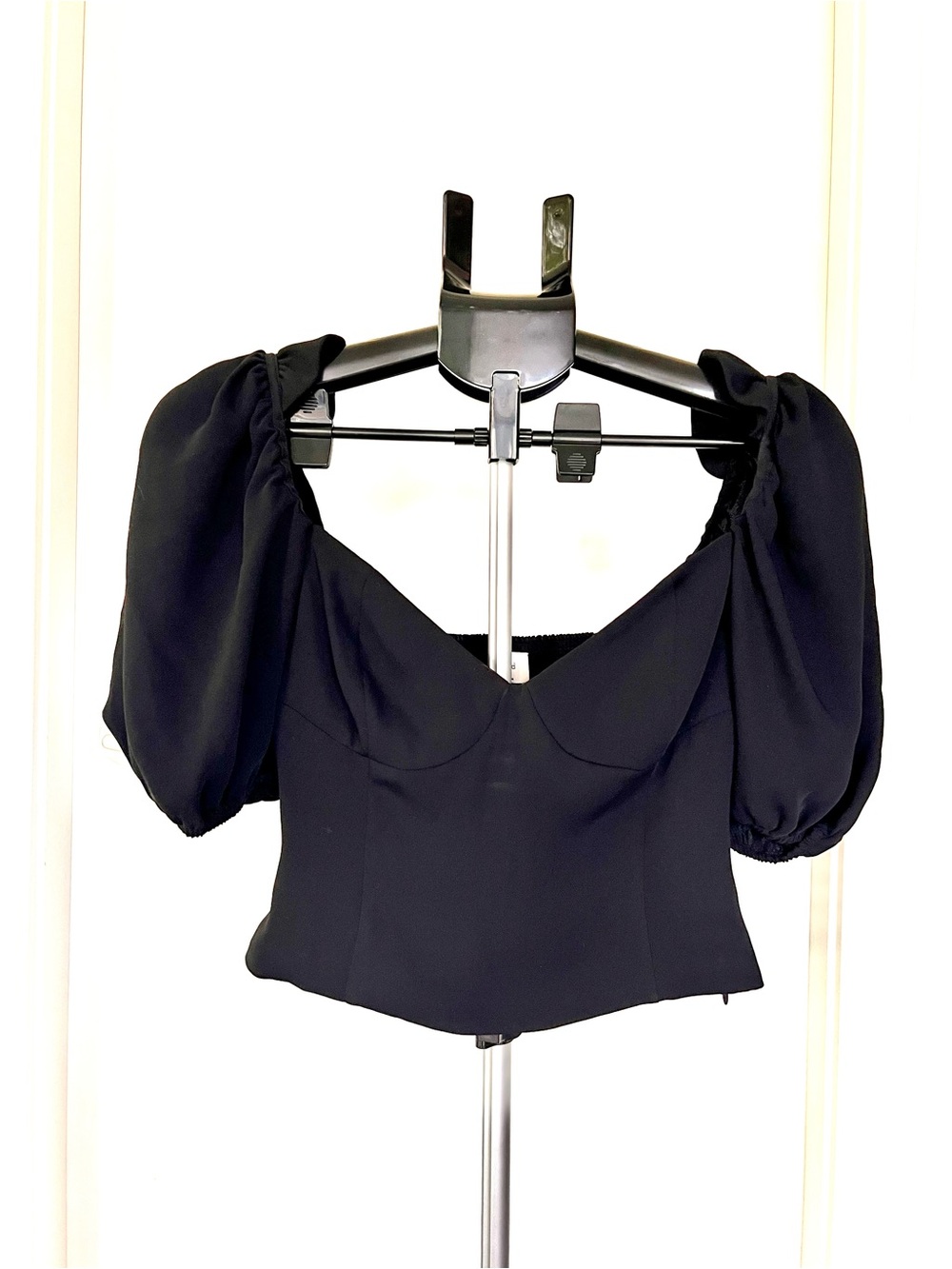 Wilfred  Black Puffu-Sleeve Sweetheart Crop Top